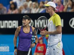 La pareja española ganó el punto al derrotar a Francia en el dobles mixto en dos mangas por un doble 6-3. EFE  /
