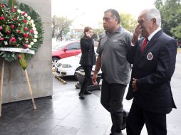 ''El Jamaicón'' Villegas al ingresar a la funeraria.  /