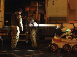 Artificieros del Ejército acudieron hasta la calle donde fue hallado el artefacto sospechoso. REUTERS  /