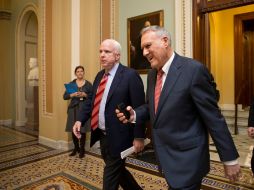 Los republicanos John McCain y Jon Kyl salen hoy del Senado durante las negociaciones para evitar el 'abismo fiscal'. AP  /