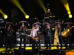 El ex beatle Paul McCartney compartió escenario con el Mariachi Gama Mil, en el Zócalo capitalino. ARCHIVO  /