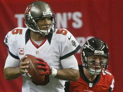 Josh Freeman lanzó un pase de touchdown a Mike Williams. AP  /