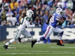El corredor C. J. Spiller ayudó a dar la aplastante victoria para los Bills. AP  /