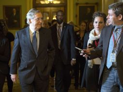 McConnell (izq.) llamó al vicepresidente Biden para pedirle reactivar las negociaciones desde su lado. AFP  /
