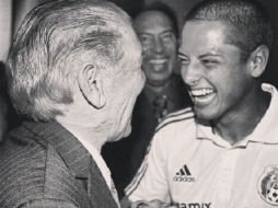 El goleador mexicano indicó que se encuentra triste por el fallecimiento del exfutbolista. ESPECIAL TWITTER  /