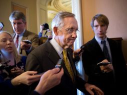 El líder de la mayoría demócrata del Senado, Harry Reid, sale de una reunión con compañeros de su partido. AP  /