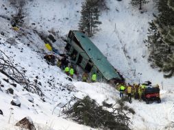 Más de una decena de socorristas descendieron de la colina y utilizaron cuerdas para rescatar a los sobrevivientes. AP  /