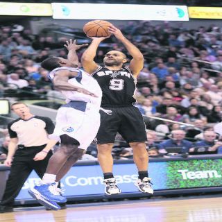 San Antonio domina a Dallas