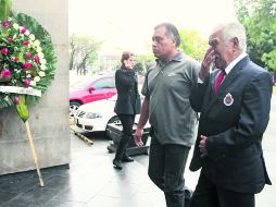 De luto. José ''Jamaicón'' Villegas, compañero de mil batallas de Chava con el Campeonísimo, intenta contener las lágrimas.  /