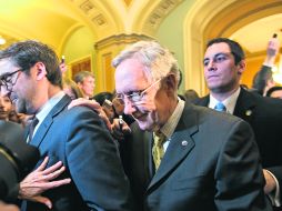El líder demócrata en el Senado, Harry Reid, sale del Capitolio, tras fallar en un nuevo intento para evitar  el alza de impuestos. AFP  /