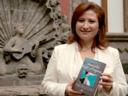 La autora con su obra más reciente, la cual la confirma como talentosa escritora. NOTIMEX  /