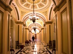 El pasillo que lleva al piso de la Cámara de Representantes luce hoy vacío; no se hará votación sobre el tema fiscal. AP  /