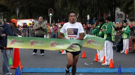 Empleó 30:57 minutos en el recorrido de diez kilómetros. NTX  /