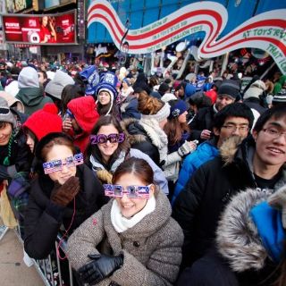 Decenas de miles acuden a Times Square para recibir el 2013