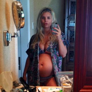 Jessica Simpson presume su embarazo