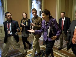 La senadora republicana Olympia Snowe habla con la prensa. Al menos por unas horas, Estados Unidos cayó al ''abismo fiscal''. EFE  /