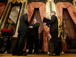 William Countryman (i) y Roy Neal (c) intercambian votos, en uno de los primeros matrimonios gay efectuados en Maryland. AP  /