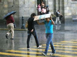 La lluvia fue fundamental para el descenso en el número de fogatas y en la quema de pirotecnia. ARCHIVO  /