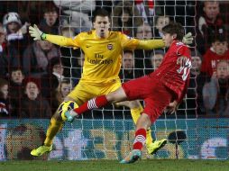 Gaston Ramírez de Southampton dispara y anota un gol al guardamenta del Arsenal Wojciech Szczesny. REUTERS  /