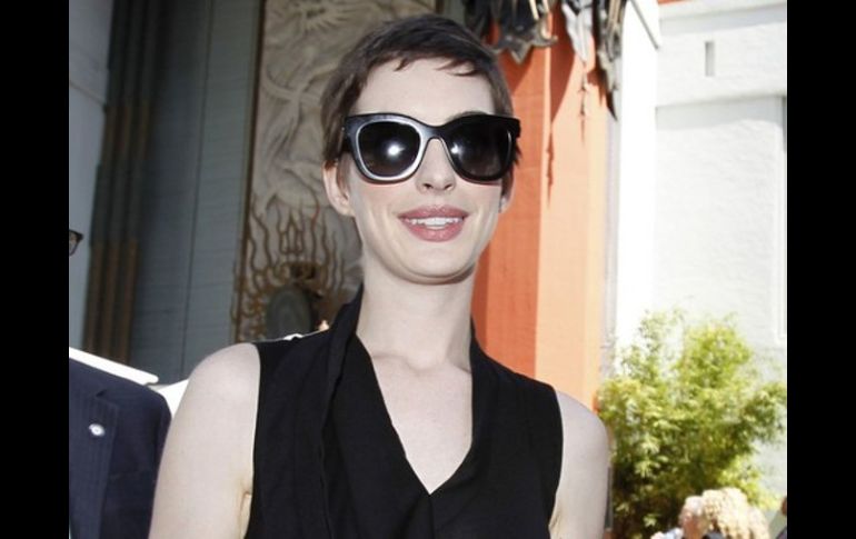 Anne Hathaway festejó la llegada de 2013 cantando junto a Madonna en una fiesta colmada de estrellas. ARCHIVO  /