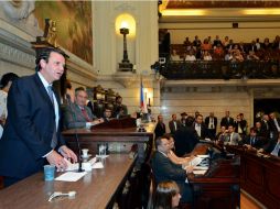Eduardo Paes (i), quien pronuncia un discurso durante la ceremonia de investidura en Río de Janeiro. EFE  /