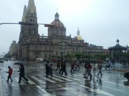 Las calles de Guadalajara lucieron vacías por la constante lluvia que afecta a la ciudad desde el día de ayer.  /