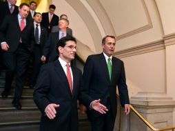Los legisladores republicanos Eric Cantor (i) y John Boehner (d) se dirigen a una reunión sobre el tema fiscal. AP  /
