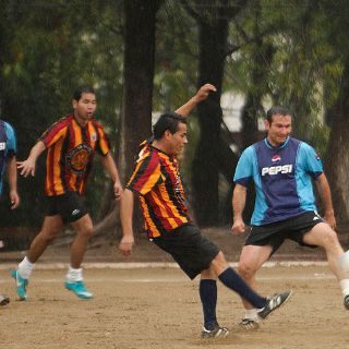 Lluvia no mata tradición futbolera