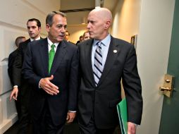 Los representantes John Boehner (i) y Dave Camp hablan tras una reunión a puerta cerrada. AP  /