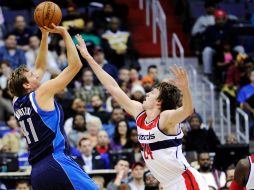 El alemán Dirk Nowitzki (i), en su quinto partido disputado tras operarse la rodilla derecha. AP  /