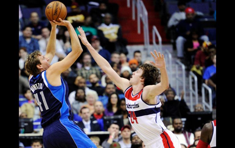 El alemán Dirk Nowitzki (i), en su quinto partido disputado tras operarse la rodilla derecha. AP  /