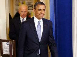 Obama guiña un ojo antes de hablar con reporteros. REUTERS  /