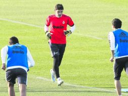 Íker Casillas fue ovacionado por los socios del Real Madrid que asistieron al primer entrenamiento del año. EFE  /