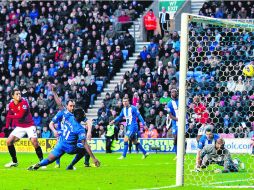 Brilla. Hernández remata para batir la portería del Wigan y anotar el primer tanto. ZUMA PRESS  /