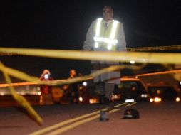 Un policía en el sitio donde el fotógrafo fue arrollado ayer en Los Ángeles. REUTERS REUTERS /