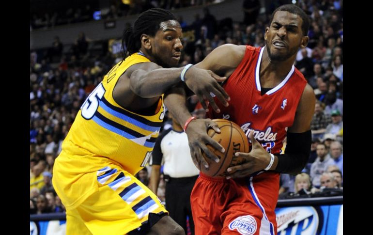 Keneth Faried de los Nuggets comete una falta contra el jugador de los Clippers Chris Paul. AP  /