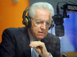 El dimisionario primer ministro Mario Monti asiste al programa de radio Radio Anch'io en Milán. EFE  /