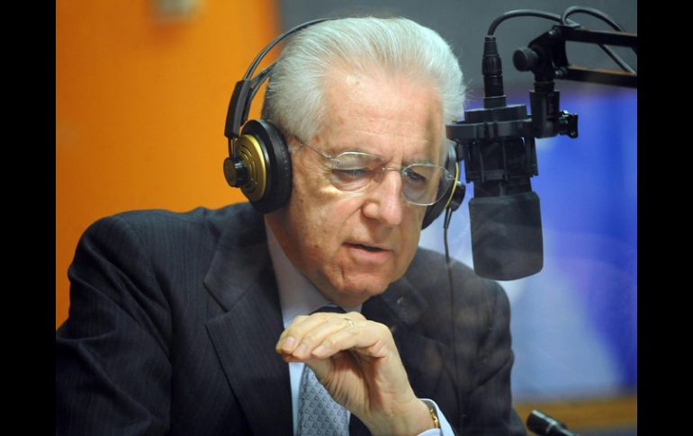 El dimisionario primer ministro Mario Monti asiste al programa de radio Radio Anch'io en Milán. EFE  /