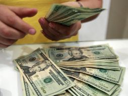 Casas de cambio ofrecieron la divisa estadounidense hasta en 12.95 pesos. ARCHIVO EL INFORMADOR /