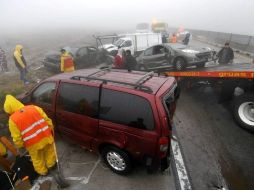 Varios vehículos son retirados tras la carambola en Santa Catarina. EFE EFE /