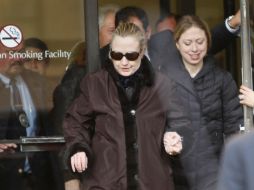 Clinton sale tomada de la mano de su hija Chelsea. REUTERS REUTERS /