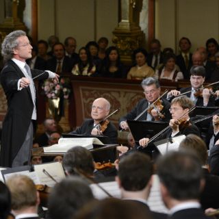 Filarmónica de Viena invita a Barenboim a dirigirla en 2014