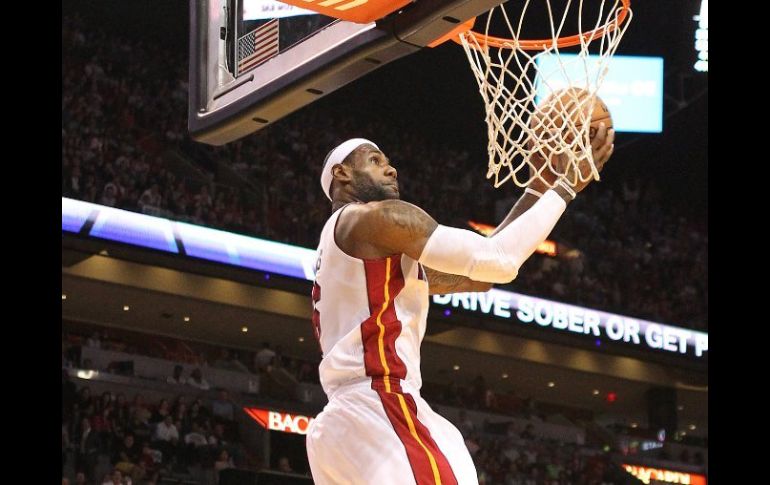 LeBron James encestó 32 puntos y terminó a una asistencia de un tripe-doble. AP AP /