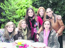 Amistad. La anfitriona con Gaby, Martha, Coquis y Sofía.  /