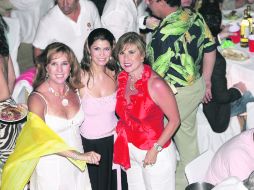 Festejo. La Güerita y Anabella Hernández con Mónica Gallardo.  /