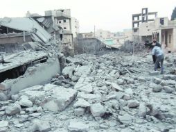 Residentes de Idlib miran la destrucción causada por los misiles de la Fuerza Aérea leal a Bashar al Assad. AFP  /