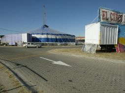 Luego del accidente, la función continuó mientras que el trapecista era atendido por el representante del circo. ARCHIVO  /