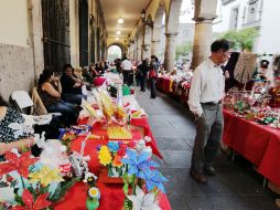 En los puestos se ofrecen piezas decorativas de barro, velas, nacimientos, llaveros, joyería, entre otros artículos. ARCHIVO EL INFORMADOR /