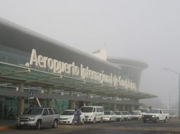El efecto de una espesa niebla de la mañana  de hoy incidió en el cambio de horario de 26 vuelos.  EL UNIVERSAL SUN /