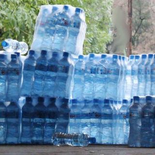 Poblado de EU prohíbe vender agua en botellas de plástico